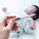 【小児科医監修】子どもの急な発熱｜すぐに受診すべき？家でできる対処法は