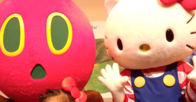 ハローキティ♡激レア♡はらぺこあおむしキティコラボマスコット♡ はらぺこあおむし×ハローキティ」のコラボアートが可愛い！縫製