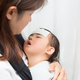 【看護師監修】子どもの熱性けいれん｜症状と受診の目安は？原因や対処法も