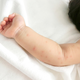 【看護師監修】赤ちゃんの手足口病｜症状、治療はいつまで？保育園行ける？