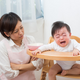 座らない！立つ！前のめり！椅子を嫌がる赤ちゃんへの対処法