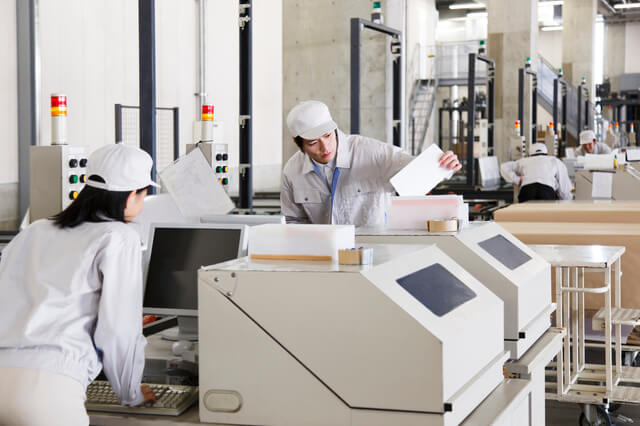 ラインで働く女性,マタニティハラスメント,