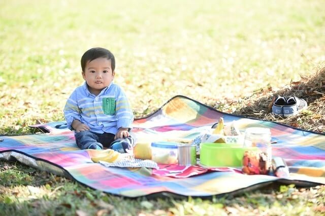 レジャーシートに座る赤ちゃん,赤ちゃん,アウトドア,