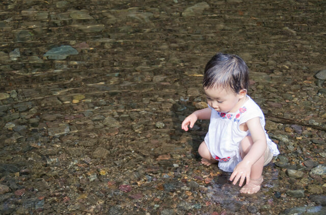 水遊びする赤ちゃん,赤ちゃん,アウトドア,
