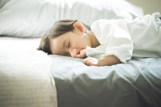 指しゃぶりする赤ちゃん,赤ちゃん,子育て,