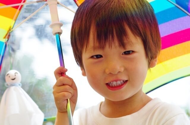 傘を差す男の子,修善寺しいたけの里,