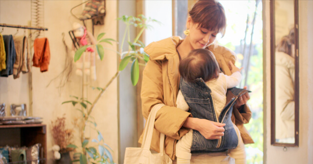 赤ちゃんを降ろそうとするママ,抱っこひも,おすすめ,キューズベリー