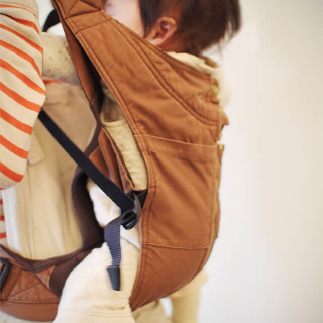 抱っこひもで支えられる赤ちゃん,抱っこひも,おすすめ,キューズベリー