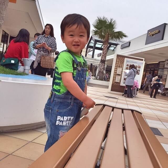 【オリジナル】アウトレットで遊ぶ男の子,子供服,BREEZE,