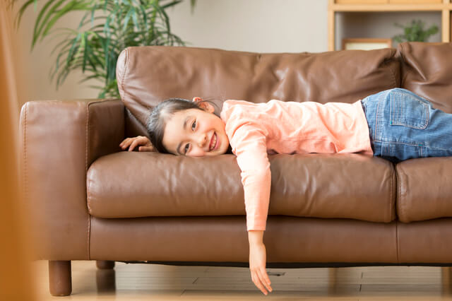 ソファで横になる子ども,食事マナー,