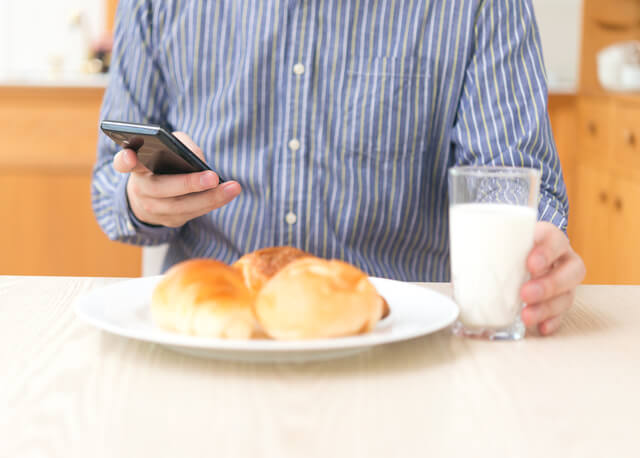 食事中にゲームする子ども,食事マナー,