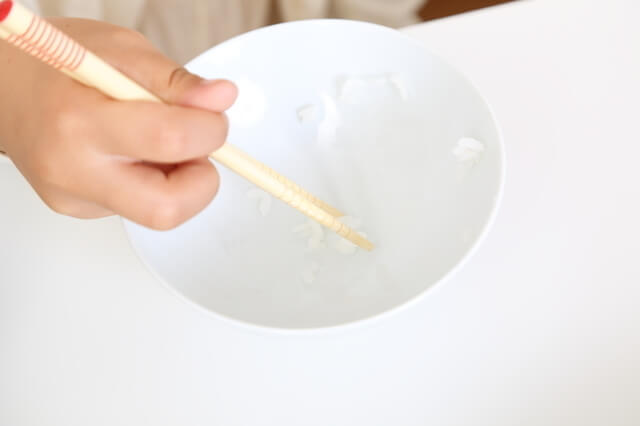 お箸を持つ子ども,食事マナー,