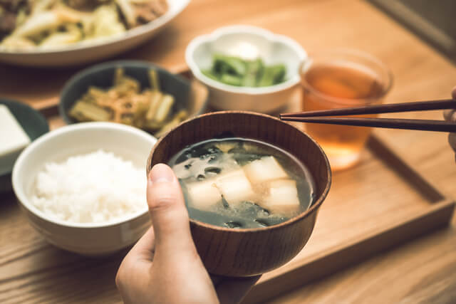 お椀を持って食べる,食事マナー,