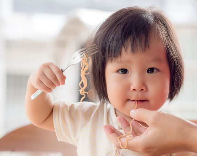 パスタを食べる子ども,食事マナー,