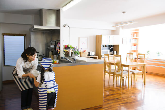 お手伝いする女の子,食事マナー,