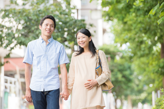 旦那さんと出かける妊婦さん,産休,過ごし方,
