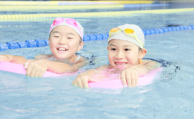 ビート版を使って泳ぐ女児ふたり,愛知県,赤ちゃん,プール