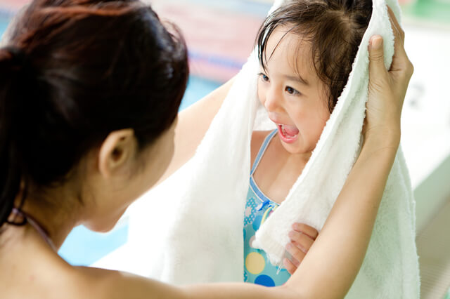 母にタオルで頭を拭いてもらう女児,愛知県,赤ちゃん,プール