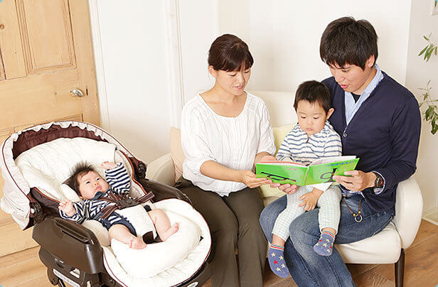 絵本を読み聞かせるママ,ベビーラック,ネムリラ,