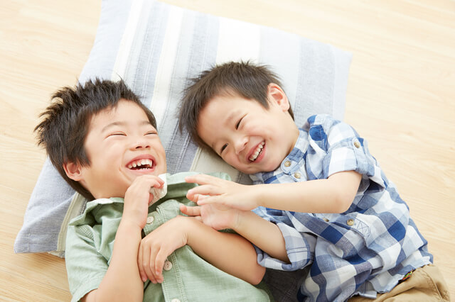 遊ぶ兄弟,子育て,イライラ,