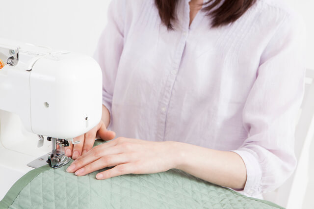 ミシンをする女性,子育て,イライラ,