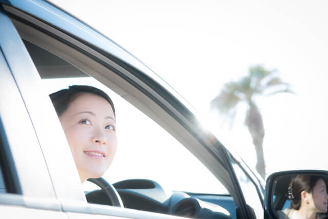 ドライブする女性,子育て,イライラ,