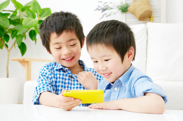 テレビを見る子どもたち,子育て,イライラ,