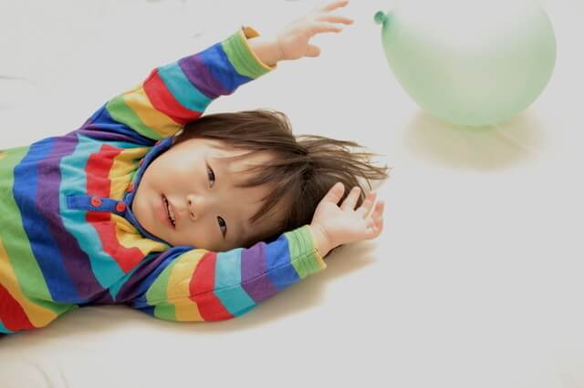 風船を触ろうとする幼児,幼児,室内遊び,