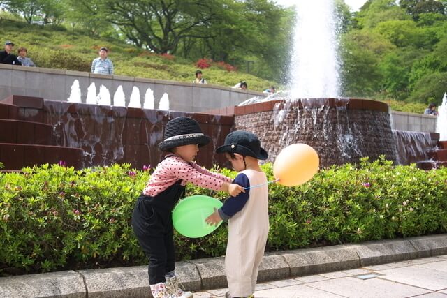 風船を持つ子ども達,幼児,室内遊び,