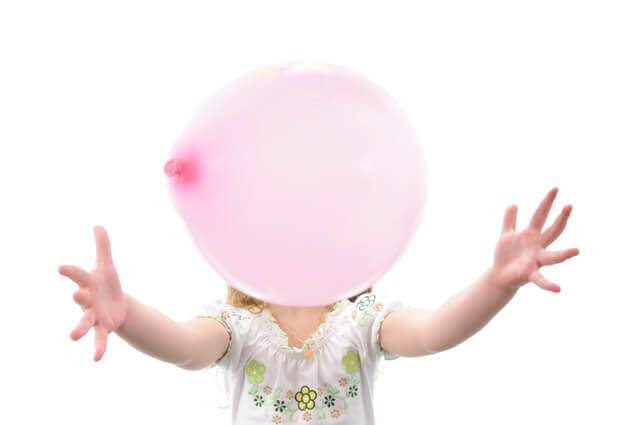 風船で遊ぶ女の子,幼児,室内遊び,