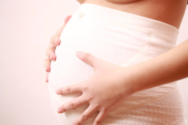 腹巻きしている妊婦,妊婦帯,