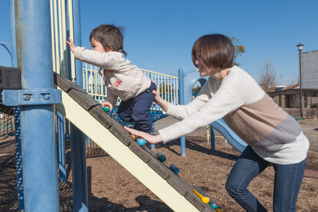 遊具で遊ぶ子ども,子ども,睡眠時間,