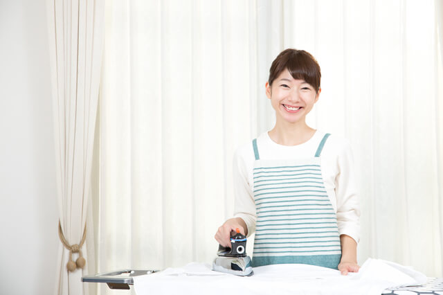 アイロンをする女性,名前シール,アイロン,