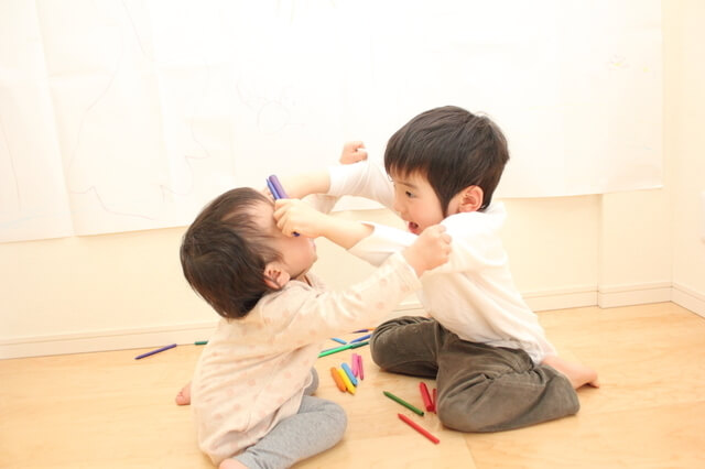 けんかする子ども,子ども,トラブル,解決