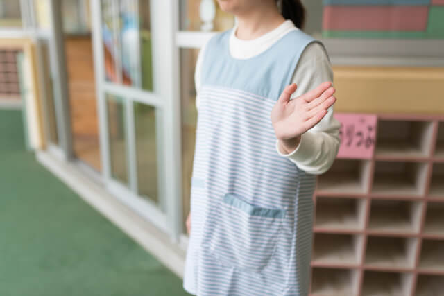 出迎えをする保育士,保育士,保護者,コミュニケーション