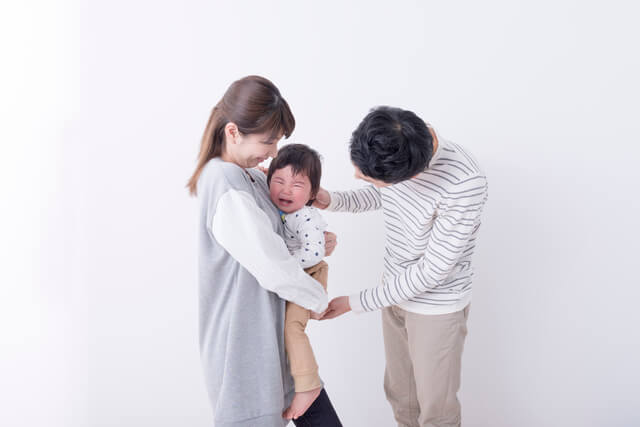 ぐずる幼児,保育士,保護者,コミュニケーション