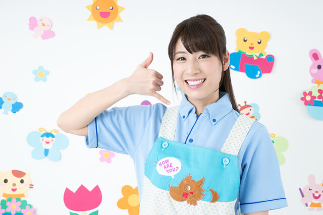 悩みを聞く女性保育士,保育士,保護者,コミュニケーション