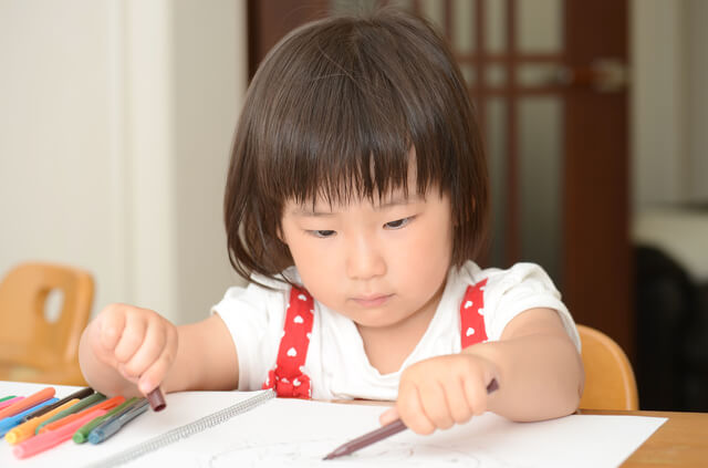 お絵かきする女の子,赤ちゃん,子ども,お絵かき