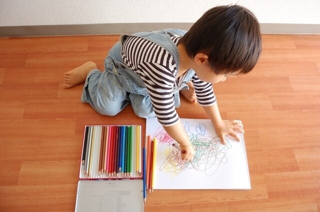 お絵かきする男の子,赤ちゃん,子ども,お絵かき