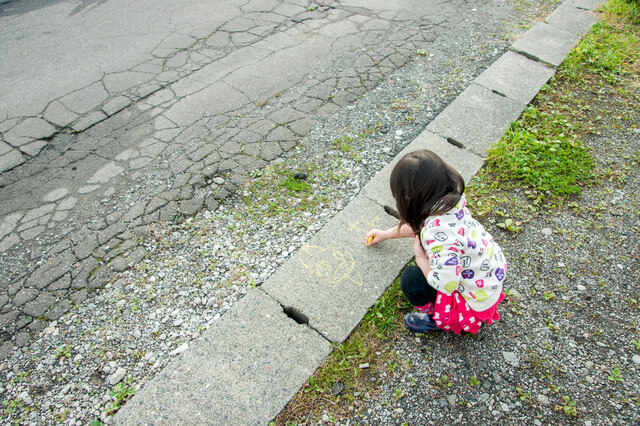 地面にお絵かきする子ども,赤ちゃん,子ども,お絵かき