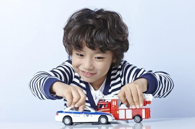 おもちゃで遊んでいる子ども,2歳,トイレトレーニング,