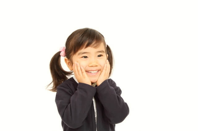 カーディガンを着る女の子,キッズ,ニット,