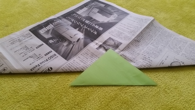 三角形に折られた新聞紙と折り紙 オリジナル,兜,作り方,新聞紙