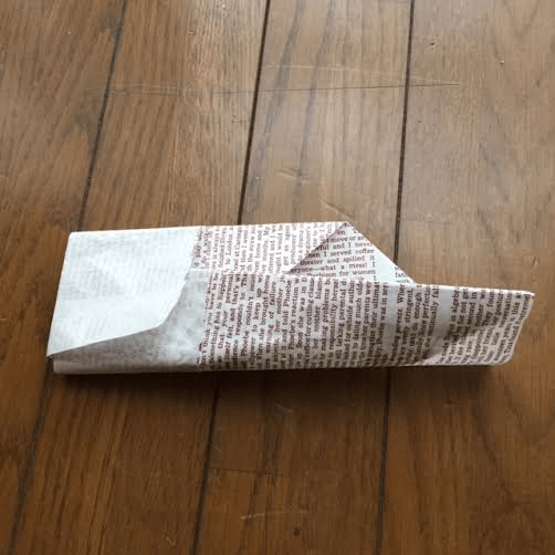 作り方(挟み込む様子) オリジナル,兜,作り方,新聞紙