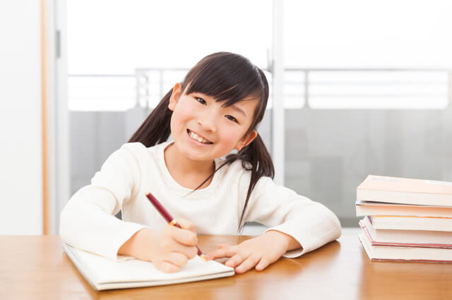 勉強をする女の子,電子玩具,男の子,女の子