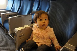 機内に座る子ども,子連れ,海外旅行,おすすめ