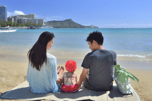 海辺にいる親子,子連れ,海外旅行,おすすめ