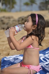 飲み物を飲む女の子,子供,海外旅行,持ち物