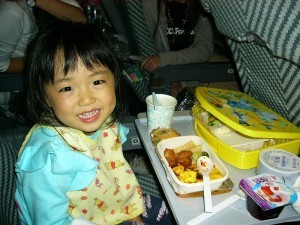機内食を食べる子ども,飛行機,幼児,海外旅行