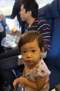 座席に座る子ども,飛行機,幼児,海外旅行